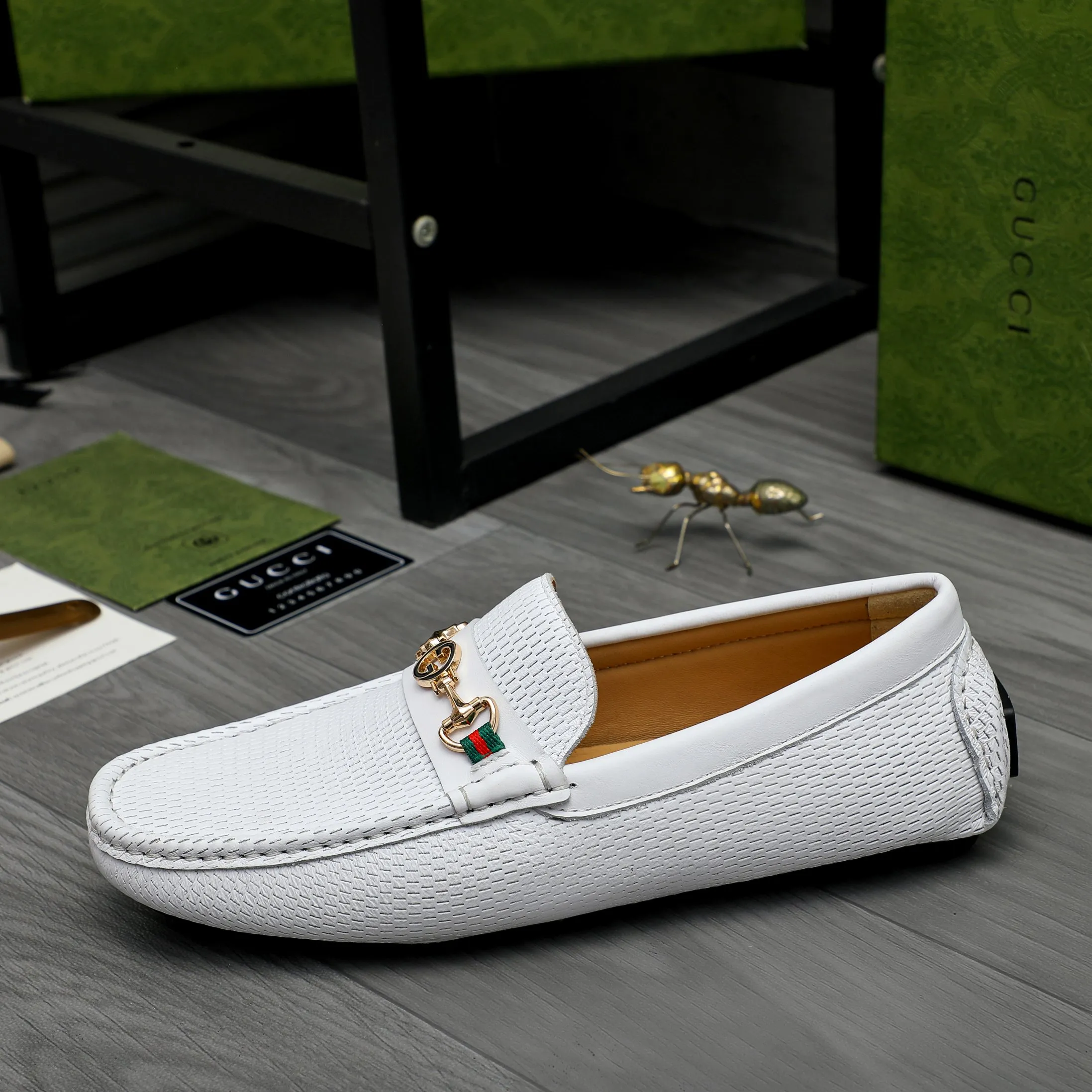 P420 Product trademark: GUCCI (Gucci) casual slip-on men's shoes Regular size: 38-44 Product materials: Selected hollow cowhide upper, sheepskin lining, original rubber outsole